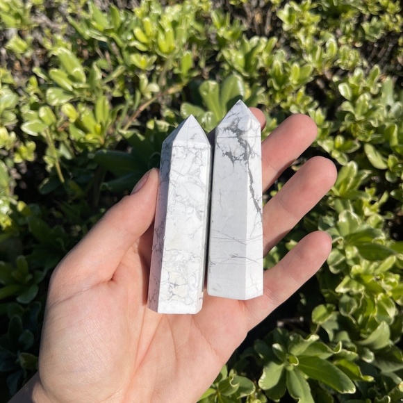 1 Piece Howlite Tower Obelisk - Picture 1 of 1